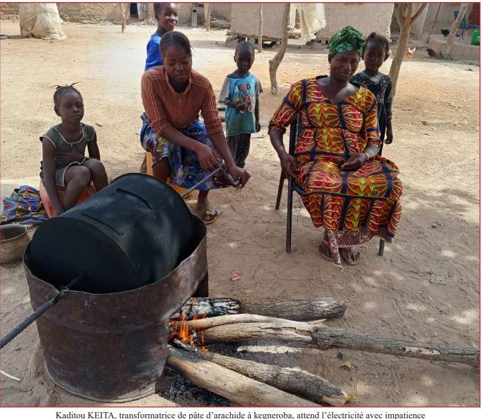 Kaditou KEITA, transformatrice de pâte d’arachide à kegneroba, attend l’électricité avec impatience
